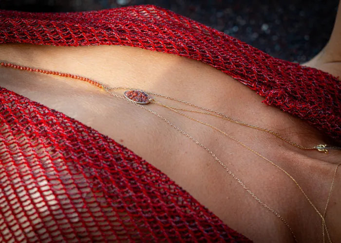 Sautoir cravate minéral porté sur le décolleté – chaîne or 9K et pierres naturelles
