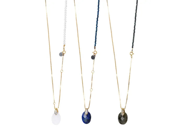 Sautoir talisman en pierres fines – modèles avec chaîne dorée, pierre de lune, lapis-lazuli et labradorite, sur fond blanc