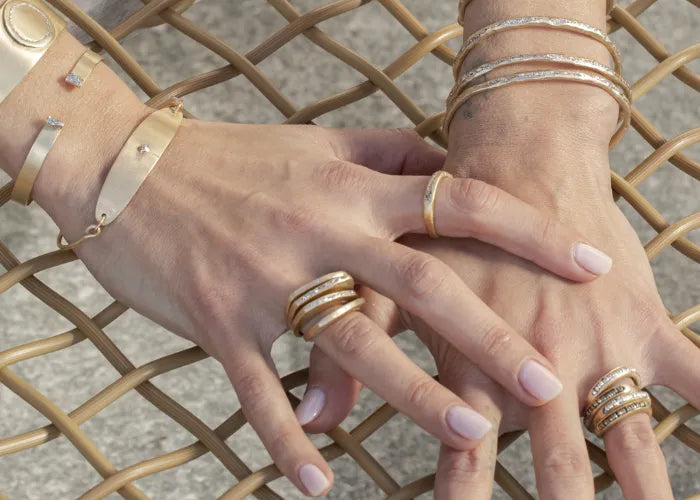 jonc premium en argent porté avec bagues et bracelets dorés