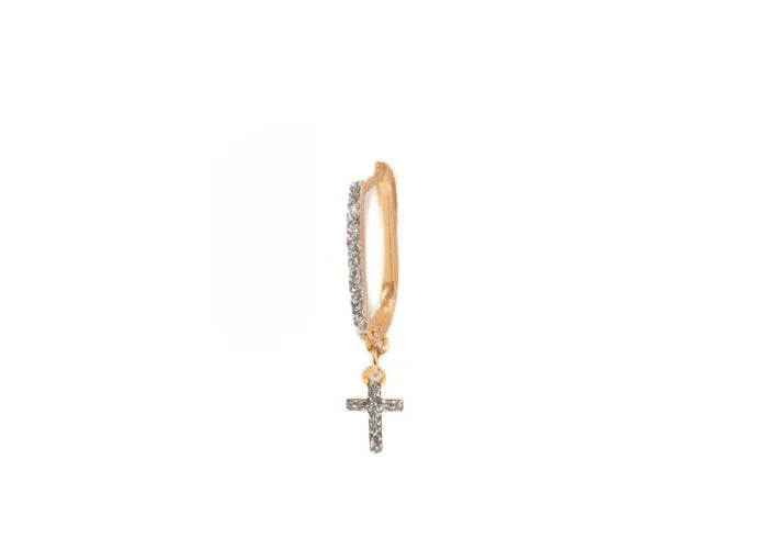 Boucle d’oreille croix dorée avec strass brillants en gros plan