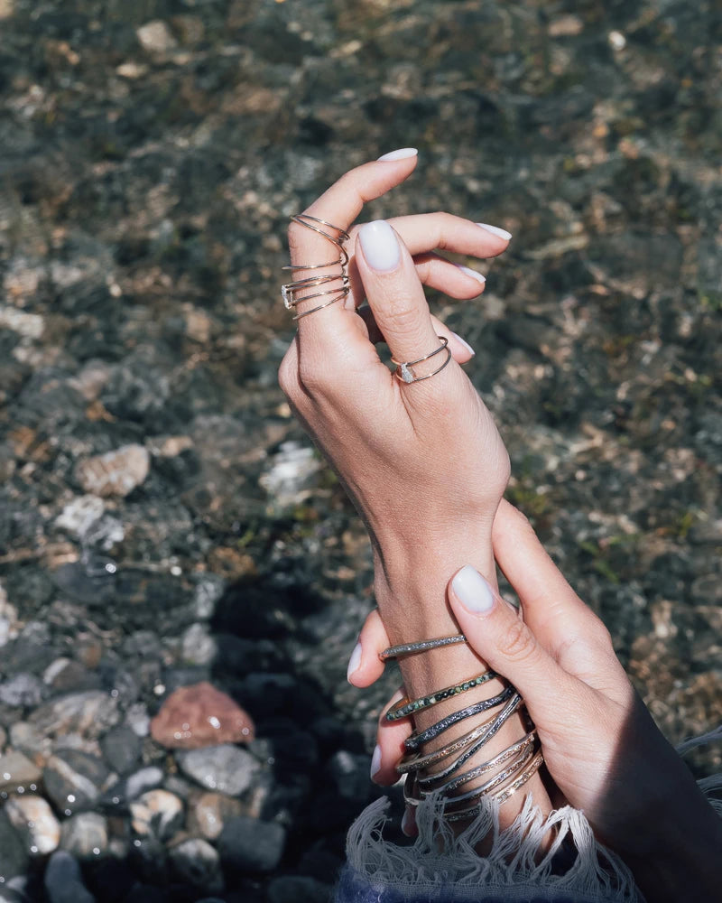 Bague Aura en or 9 carats avec goutte micro diamants portée à la main