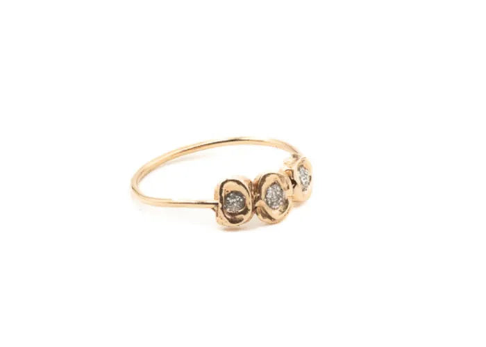 Bague pépites en or 9 carats sur fond blanc – bijou fait main LSonge