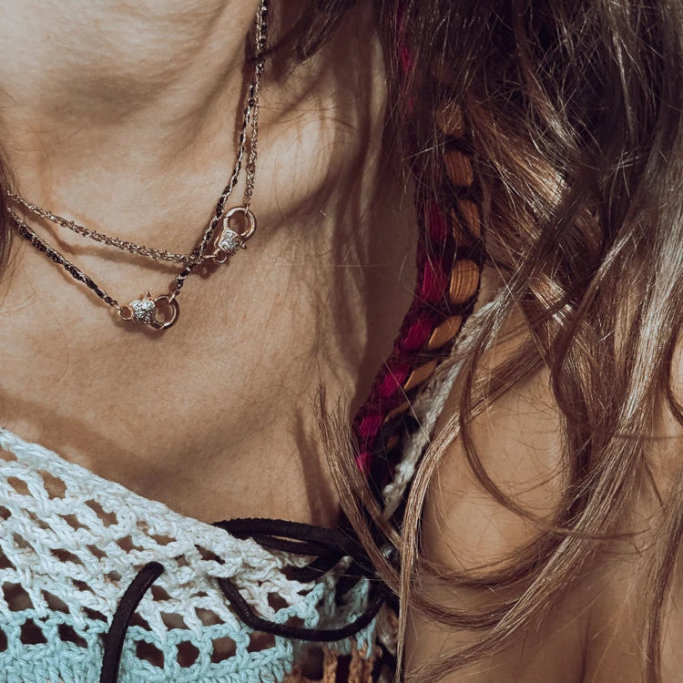 Détail fermoir émail diamanté collier Milla or