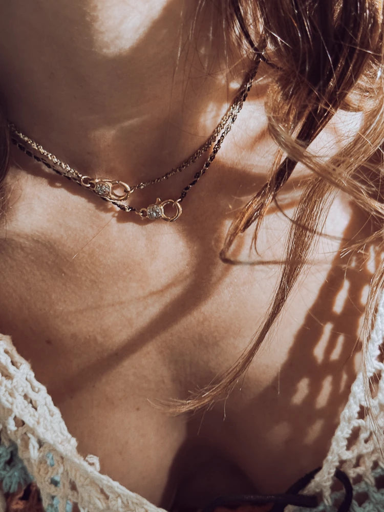Collier Milla court porté détail chaîne tressée artisanale