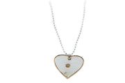 collier double rang cœur en nacre sur fond blanc