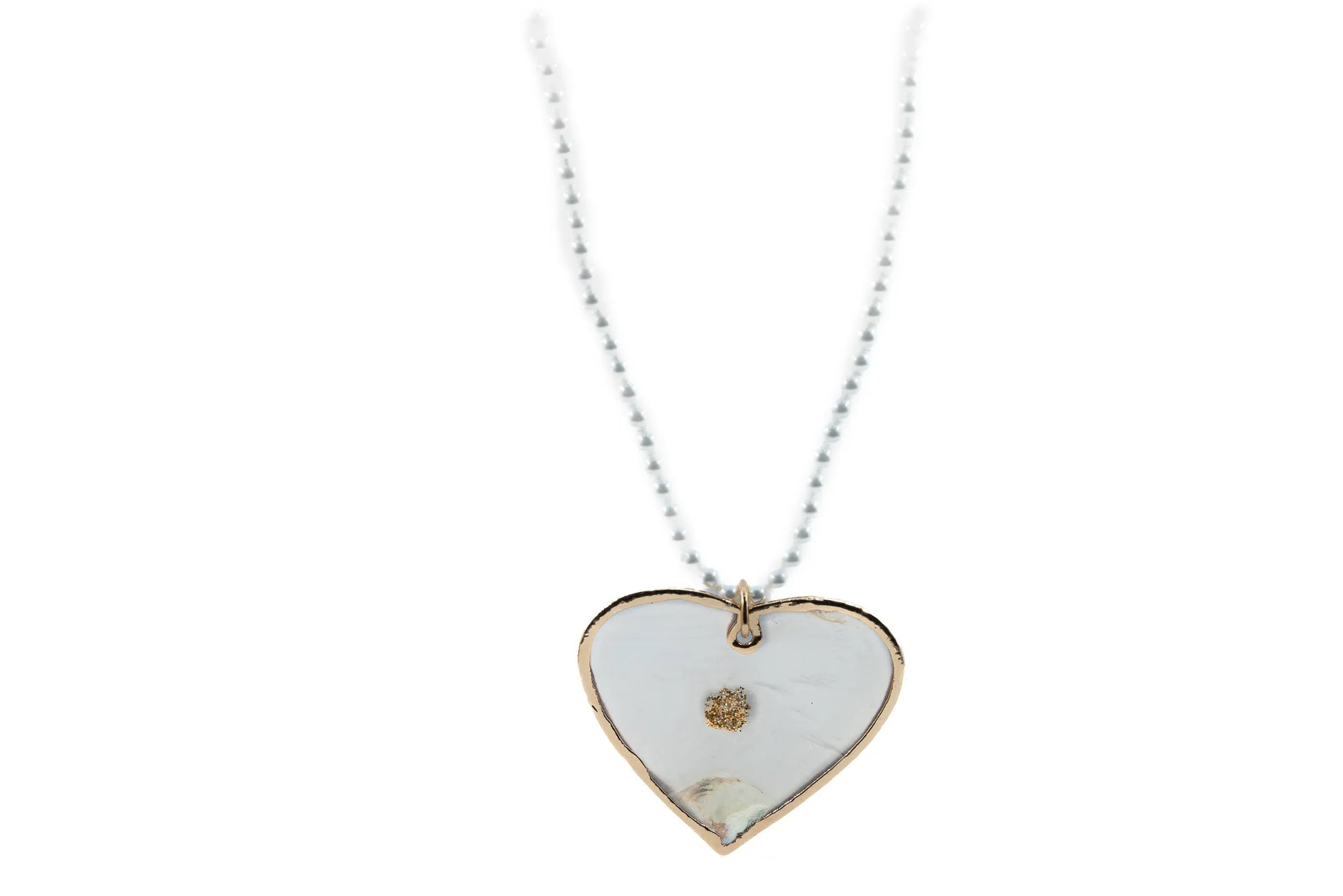 collier double rang cœur en nacre sur fond blanc