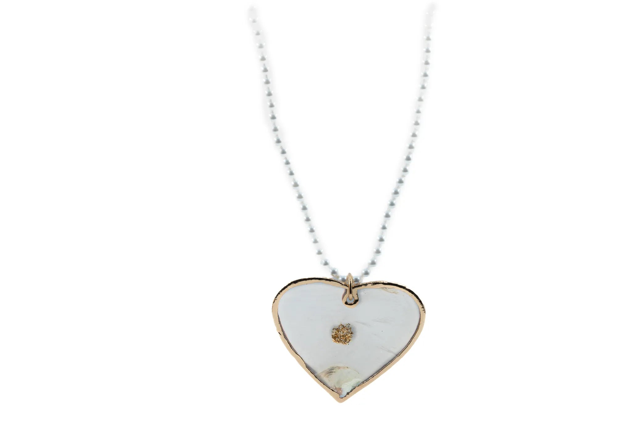 collier double rang cœur en nacre sur fond blanc