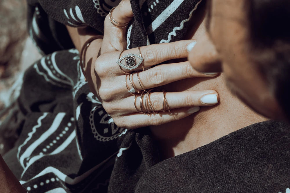 Bague Orée spirale en or 9 carats portée sur la main – création LSonge