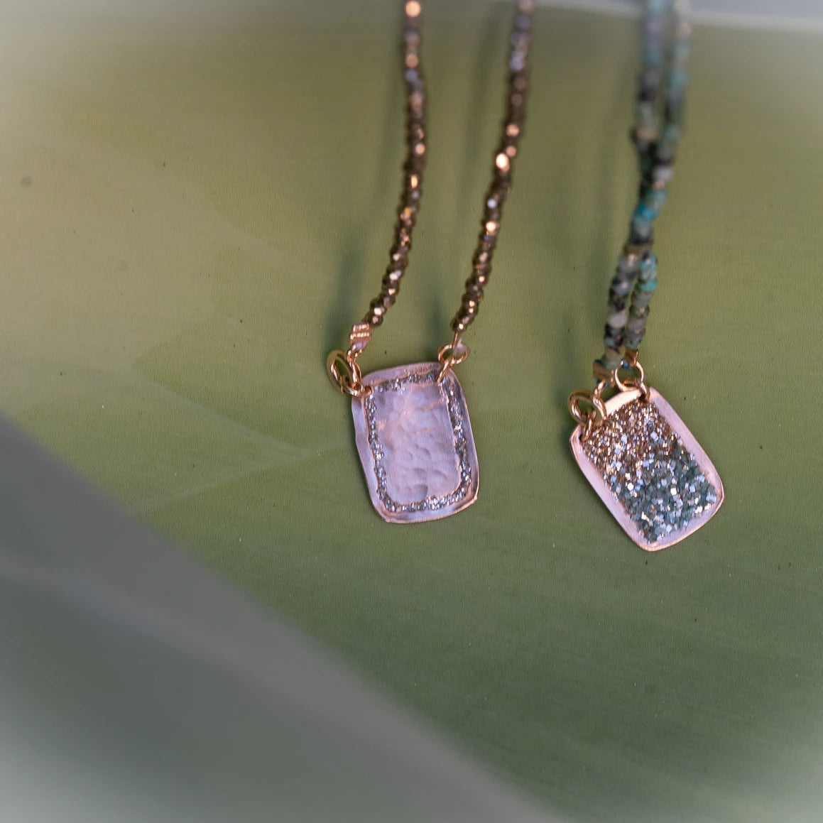 Collier Eclypse en plaqué or avec pendentif émaillé bleu lagon porté avec perles turquoise