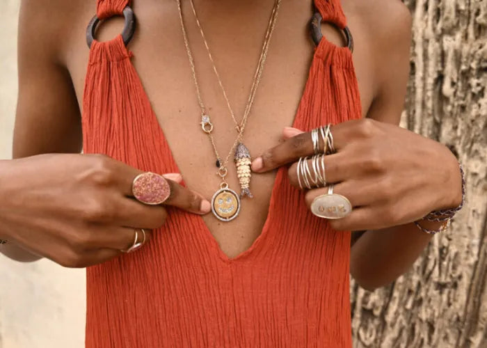 Collier poisson articulé porté sur robe rouge