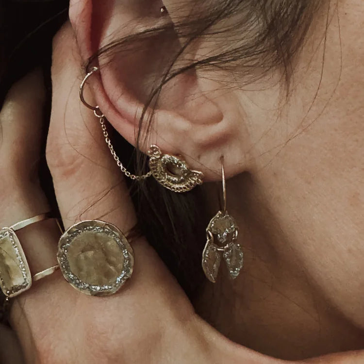 Boucle d’oreille Tayrona portée mono boucle ear cuff chaîne dorée