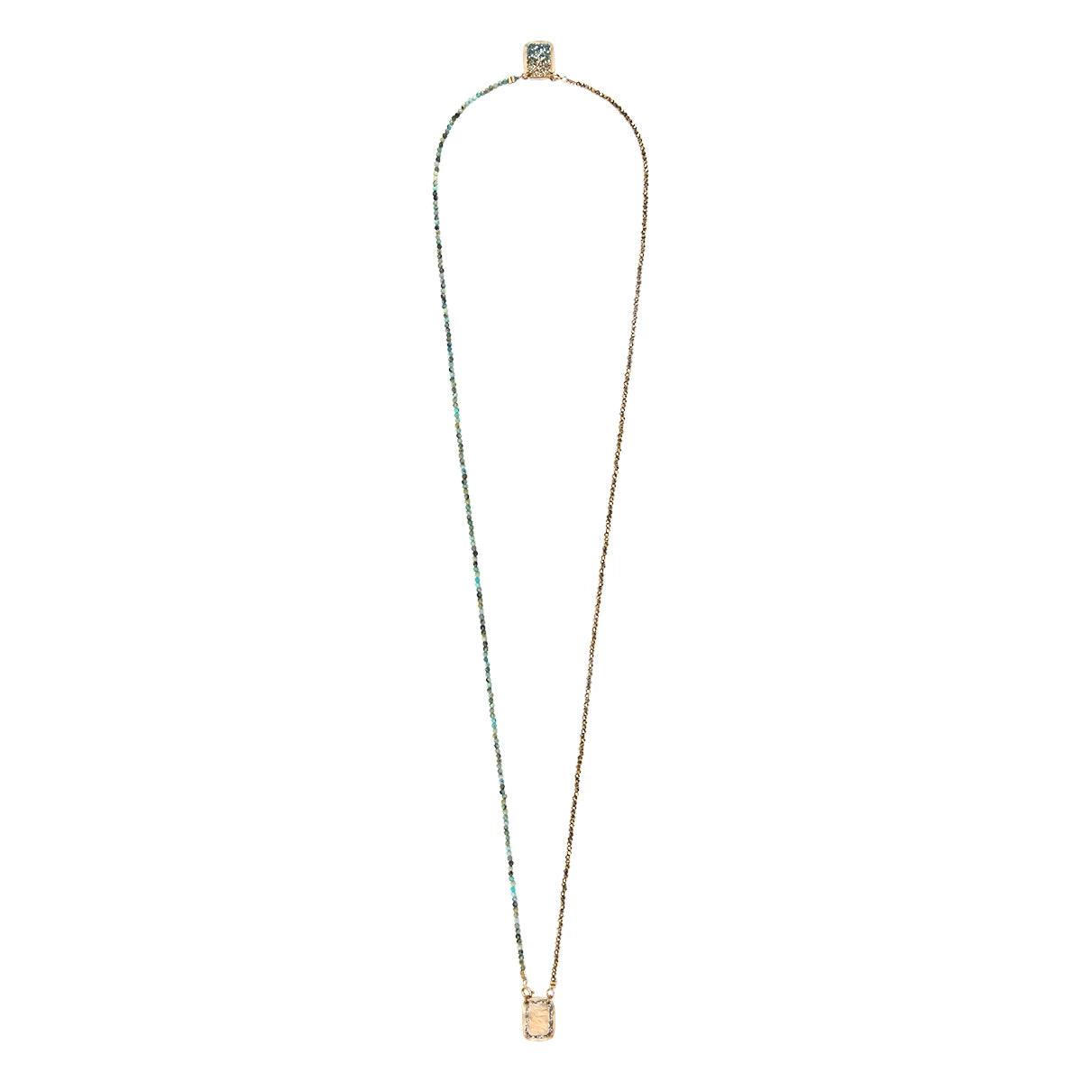 Scapulaire LUMA en perles pyrite et turquoise sur fond blanc