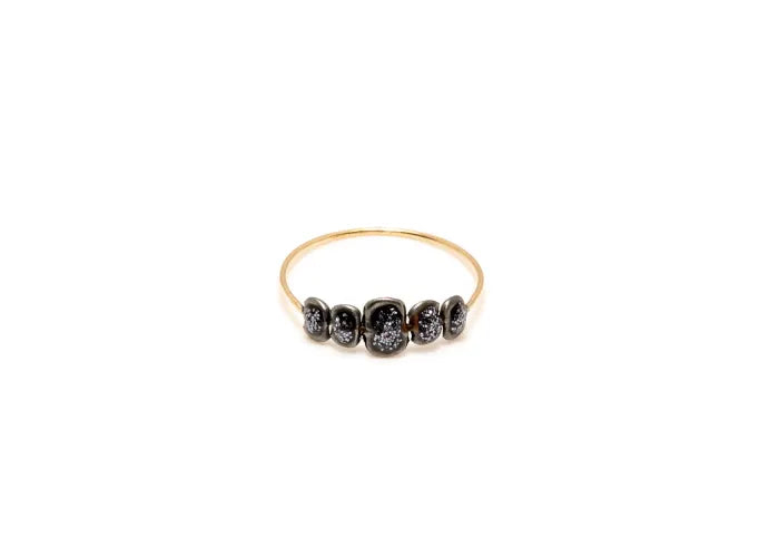 Bague 5 Pépites Argent avec fil d’or et pépites émail diamanté, fond blanc.