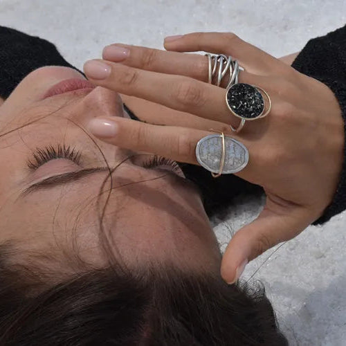 Vue couchée d’une main portant la bague Bliss – bijou moderne en spinelles noirs