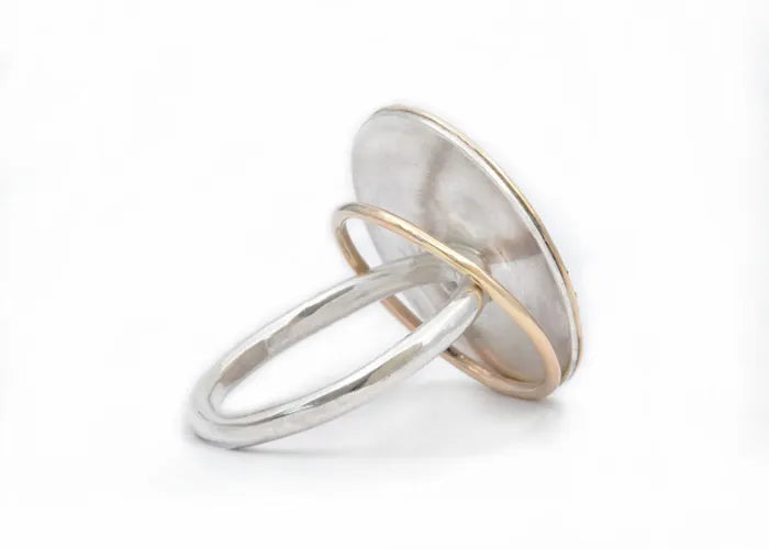 Vue arrière de la bague Bliss LSonge – anneau en or mobile sur monture argent