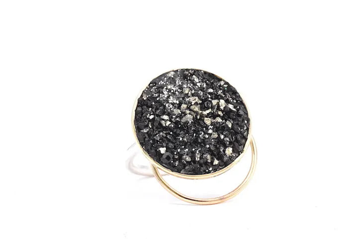 Bague Bliss LSonge vue de face avec cabochon en spinelles noirs et anneau en or