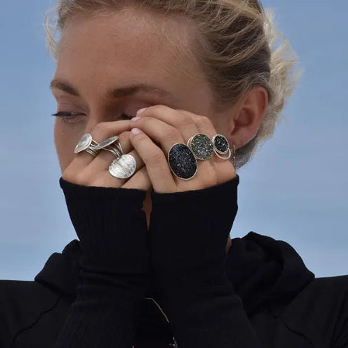 Bague Bliss XS LSonge – vue lifestyle avec superposition de bagues