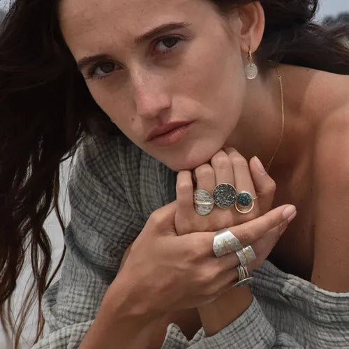 Bague Bliss XS avec anneau mobile vue portée – bijou moderne et artisanal