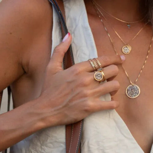 Bague Callisté portée sur main féminine avec accumulation de bijoux Lsonge