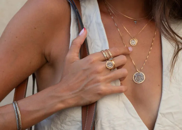 Bague Callisté portée sur main féminine avec accumulation de bijoux Lsonge