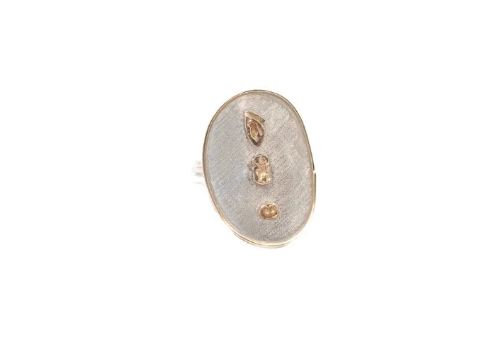 Bague Divine 3 Pépites avec plateau ovale en argent et serti or 9 carats – création LSonge