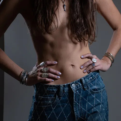 Bague Divine Croix LSonge portée – style rock chic avec bijou fait main