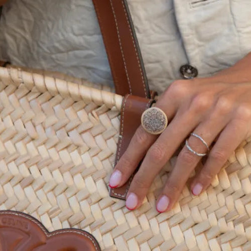 Bague Éclat Circle portée main panier osier