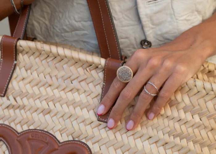 Bague Éclat Circle portée main panier osier