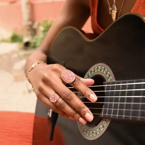 Bague Nude Bliss portée par une femme jouant de la guitare – modèle rose LSonge