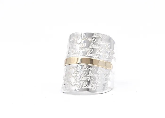 Bague Signature Large en argent avec ligne or vue en gros plan