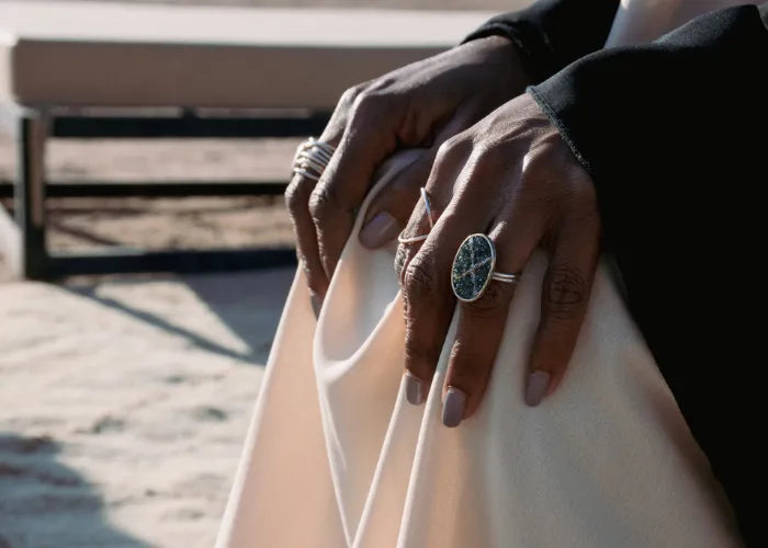 Bague Spirale or et argent LSonge portée sur main posée – bijou fait main à Marseille