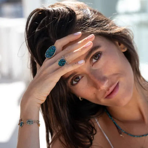 Bague Spirale Minéral portée avec accumulation de colliers et bracelets – modèle turquoise