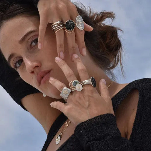 Accumulation de bagues LSonge dont la Bague Spirale Stone – look affirmé et chic