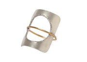 Bague Square ajourée en argent 925 avec anneau en or, portée élégamment