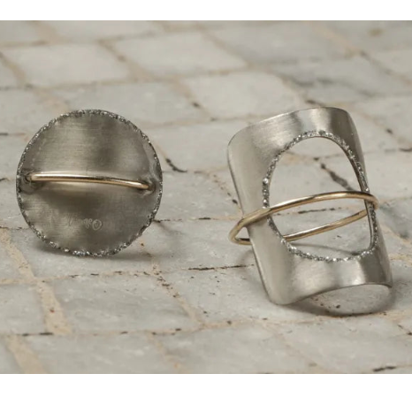Vue de face de la Bague Square en argent 925 et fil d’or 9 carats