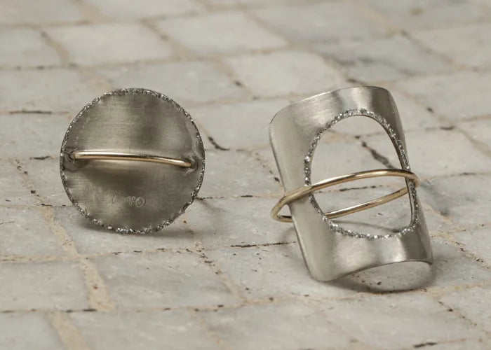 Vue de face de la Bague Square en argent 925 et fil d’or 9 carats