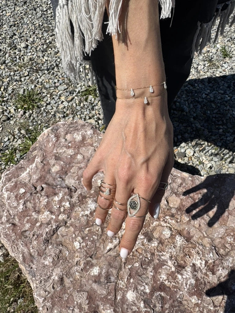Bracelet AURA 1 Lsonge porté, chaîne en or 9 carats et goutte micro diamants