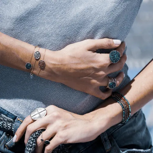 Bracelet Médaille Minéral LSonge porté avec autres bijoux – accumulation au poignet