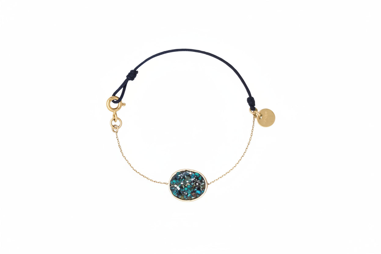 Bracelet Médaille Minéral LSonge en pierre bleue et émail diamanté sur fond blanc