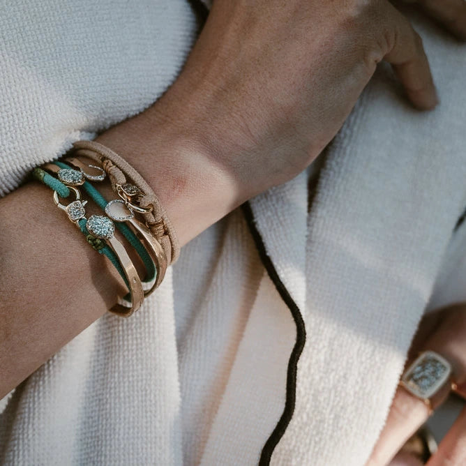 Bracelet Nevada porté au poignet style bohème chic