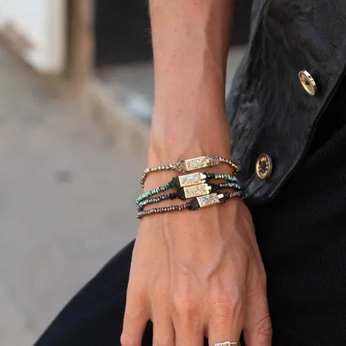 Femme portant plusieurs bracelets One, look moderne et couture
