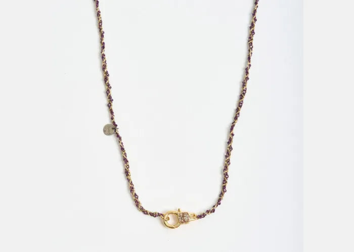 Collier Milla tressé avec fermoir pavé de strass en plaqué or, porté en accumulation