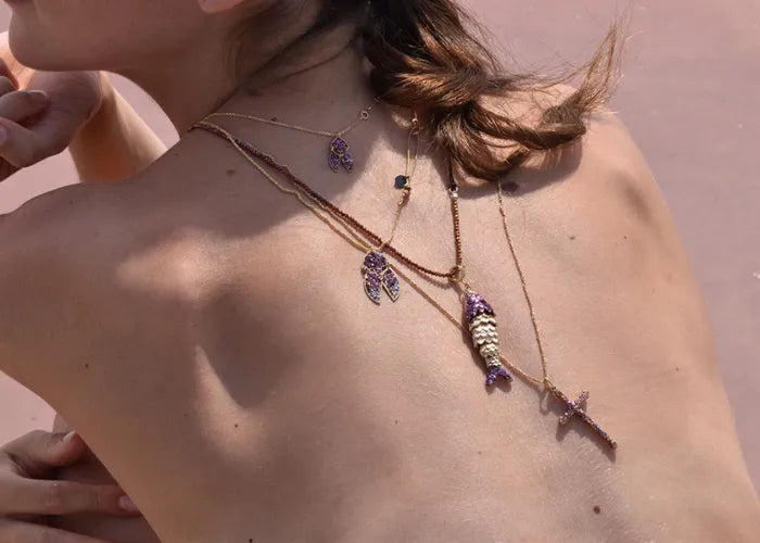Bijoux Lsonge portés dans le dos – Charms poisson et scarabée