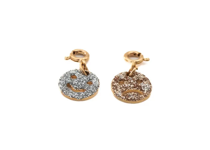 Charm’s mini Smile en duo, pendentifs en plaqué or 18 carats avec émail diamanté doré et argenté représentant deux humeurs, happy et boudeur.