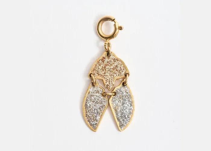 Charm's Scarabée Khépri avec émail diamanté argenté, vu de face.