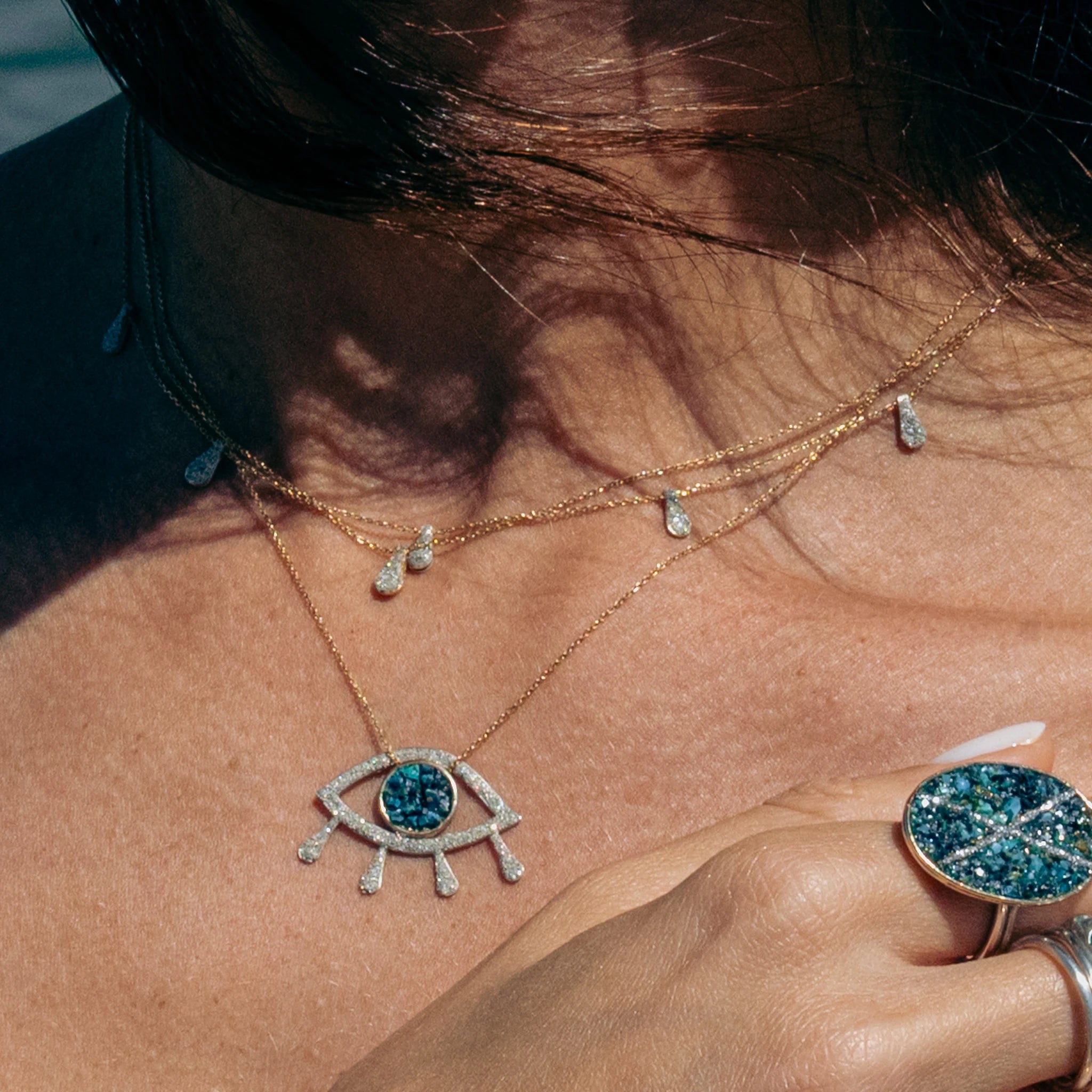 Collier Aura en or 9 carats avec pendentif goutte et micro diamants porté autour du cou