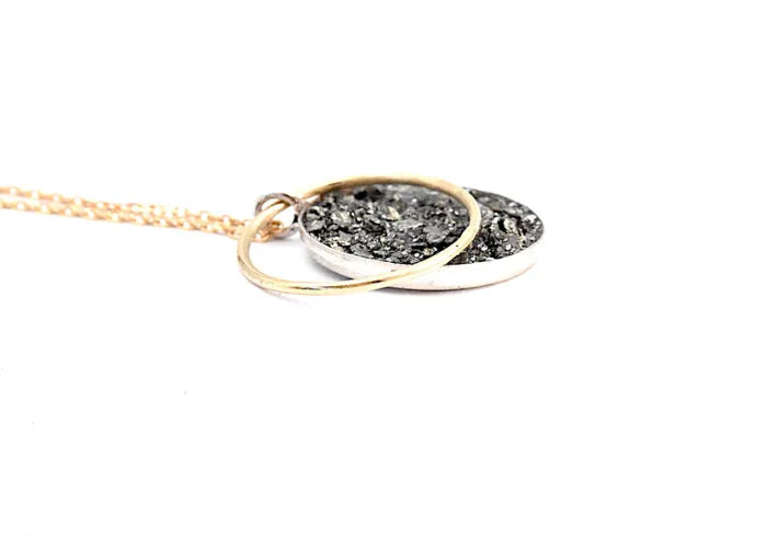 Zoom sur le pendentif du collier Bliss LSonge – pierre spinelle noire et cercle doré
