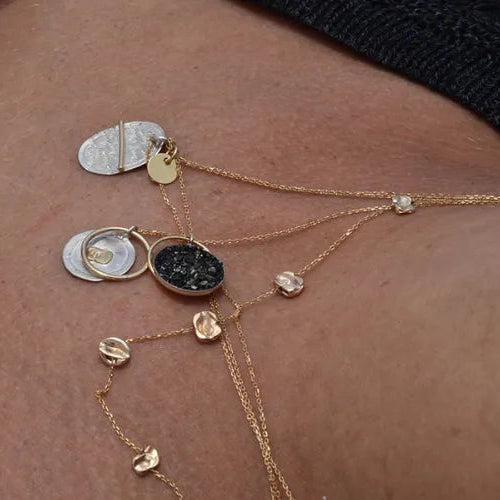 Accumulation de colliers Bliss LSonge avec pendentifs en or et pierres naturelles