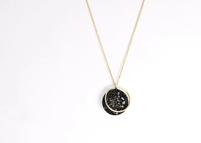 Pendentif central du collier Bliss LSonge en pierre spinelle noir – bijou fait main