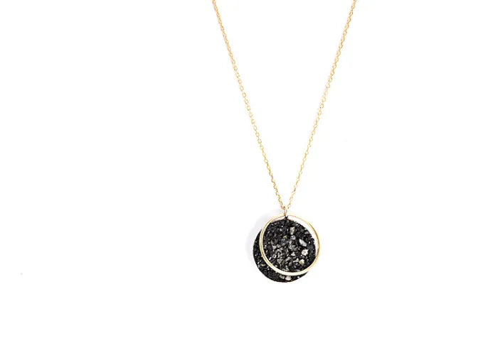 Collier Bliss LSonge avec pendentif rond en spinelle noir et anneau doré mobile
